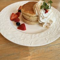 Pancakes mit richtig guter schlagsahne  at KOMEDA is in Tokyo