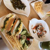 Egg-sando, edamame und eine art soy-meat chicken-wings  at KOMEDA is in Tokyo