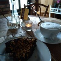 Kirsch-Schoko-Kuchen und Milchkaffee at Koog Café in Wesselburenerkoog
