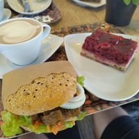 Heiße Schokolade mit Sojamilch, Veggie Döner und ein Stück Himmbeerkuchen (natürlich alles vegan) at Köhlers - Karmelitenstr in Wurzburg