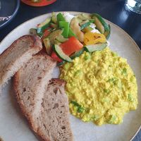 Veganes Rührei mit Gemüse at KLYO in Vienna