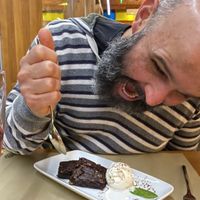 Brownie de chocolate delicioso, com gelado/sorvete vegan (marido não acompanha o prato 🤣) at GAO in Matosinhos