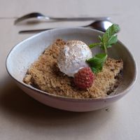 Crumble de maçã
(Apple crumble) at GAO in Matosinhos