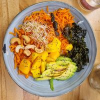 The vegan (marked veggie) poke bowl at Bisca Surf Cafe in Biscarrosse