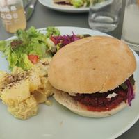 Huisgemaakte rodebietenburger, aardappelen met citroen en gember. Frisse combinatie ! at Le Paradisier Café in Nyons