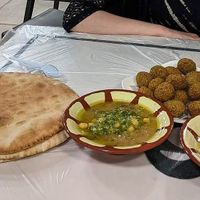 Hummus, beans, falafel and flatbread 😋 at Hashem in Amman