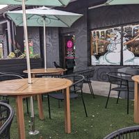 Outdoor seating at Fresh Kitchen in Davie