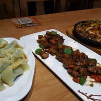 Wontons, mushroom in black pepper sauce, and sizzling mushroom (substituting tofu for mushroom) at Míng Shèng YǎngShēng Sù 铭圣养生素餐厅 in Shanghai