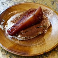 Poires pochées à l’hibiscus, tiramisu at Chéri Coco in Pantin
