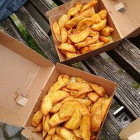 Wedges with hummus at Gustav Grün in Oldenburg