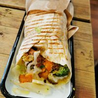 Rolle mit Falafel, Krautsalat, Erdnuss-Hummus, Brokkoli, Süßkartoffel und Knoblauchsauce at Gustav Grün in Oldenburg