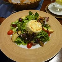 Cremiger Ziegenfrischkäse (lauwarm)
mariniert mit Akazienhonig at Rosengarten in Ellwangen