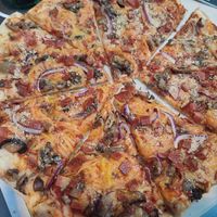 Pizza de No bacon at Phoenix Belgian Vegg in Malaga
