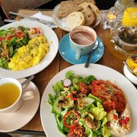 Vegan heaven (hat genauso geschmeckt😉[rechts, mit inkl. kleinem Porridge und Orangensaft]  dazu grüner Tee Sencha.        Rührei mit hummus und Salat [links oben] dazu heiße  at Patina in Mannheim