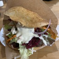 Veganer Döner mit Kebab aus Saitan, Salat, Kraut, Karotten, Zwiebeln und vegane Koblauchsauce  at Reynabi Döner in Giessen