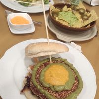 Hamburguesa de tuno indio con queso cheddar y pesto. 100% vegana. Nachos veganos. at B&B Gourmet Burger in Gran Canaria