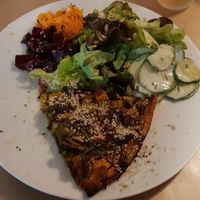 Cake with salad at 1001 Saveurs Sauvages in Ajaccio