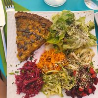 Curry pie with raw vegetables at 1001 Saveurs Sauvages in Ajaccio