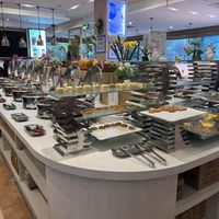 Dishes and desert (on both sides)  at Pǔ Shàn Huì Vegetarian in Guangzhou