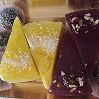 Dolci! 
Cheesefake al limone e cocco
Cheesefake ai frutti rossi e tofu
Palline al cioccolato e cocco
(senza glutine) at Villa Govinda - Veg Soul in Olgiate Molgora