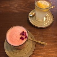 Vegan Pink Rose Latte and Heiße Zitrone at Café Cakes in Dusseldorf