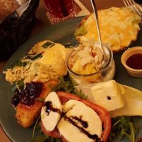 Vegetarischer Brunch Teller: Kleiner Eiweißschock; gebackener Camembert mit Preiselbeermarmelade; mit Avocado und Käse überbackener Bagel; zwei Brötchen mit Butter und Marmelad at Tomasa in Berlin