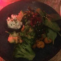 Green Power Bowl: Spinat, Brokkoli, frische Avocado mit Reis, garniert mit Süßkartoffelgnocchis dazu ein Soja-Limetten-Dip  at Tomasa in Berlin