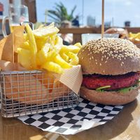 Hamburguer de beterraba at Bar do Bruno in Baleal
