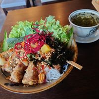 Salat mit Reisnudeln und Frühlingsrollen at To1980 Vegan in Dusseldorf