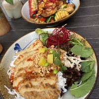 Flamingo Bowl (Oben) und Reisnudeln mit veganem chicken (unten)  at To1980 Vegan in Dusseldorf