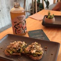 avocado toast y kombucha de durazno 🤤 at Clemente Café in Puebla