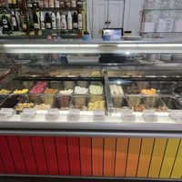 Zoveeel keus uit vegan ijs, geweldig gewoon!   at Gelataria Puzzle in Caldas Da Rainha