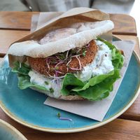 Alpkäse Falafelburger im Fladenbrot at EMMA Bett & Bistro in Winterthur