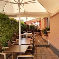 Outdoor seating at Pizzeria La Luna in Romanshorn