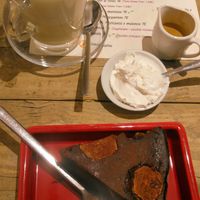Torta Cucca, con cacao e banana, ovviamente vegan, accompagnata con panna montata vegan #Veganuary at UNO Caffé Olistico in Bologna