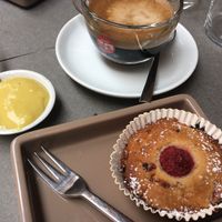 Raspberry muffin served with custard at UNO Caffé Olistico in Bologna