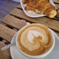 Vegan flatwhite and pistacchio croissant at UNO Caffé Olistico in Bologna