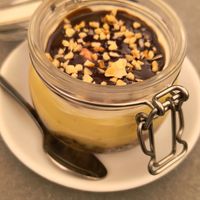 Dolce al cucchiaio con crema e base di torta alla carota at UNO Caffé Olistico in Bologna