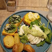 Mixed lunch plate (vegan) at UNO Caffé Olistico in Bologna