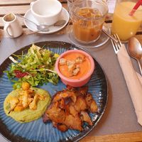 Menu of the day, iced coffee with oat milk, smoothie at UNO Caffé Olistico in Bologna