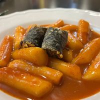 Tte ok bo kki with gimmari (rice cakes with fried glass noodles on a seaweed roll) at Ondo Korean Kitchen in Porto