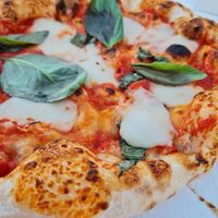 Tasty Margaritha pizza with vegan mozarella at Zetta in Saint-tropez