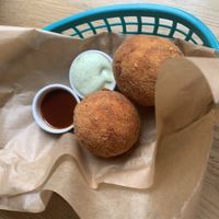 mac n cheese balls at SYTO in Gdynia