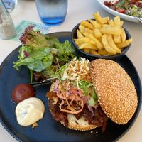 Bellevue Burger mit Pommes (Vegan) at Bellevue in Stuttgart