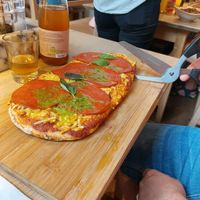 Pinsa mit veganer Salami,  Teig ist super knusprig und fluffig zugleich at Vapiano in Ulm