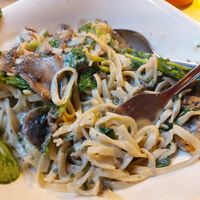 Linguine mit Pilzrahm, dazu extra Spinat.  Wirklich richtig lecker gewürzt at Vapiano in Ulm