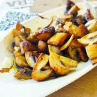 Cogumelos salteados / champiñones / mushrooms at Fronteira Gastrobar Tapas Wines Gins in Valenca