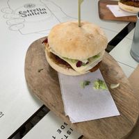 Burger style chorizo (avec ou sans fromage) at Fronteira Gastrobar Tapas Wines Gins in Valenca