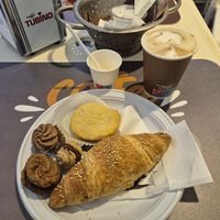 Cappuccino di soia, cornetto integrale alla marmellata, stroscia ligure e baci di Alassio. Tutto vegano. at Riviera Bistrot Pasticceria in Alassio