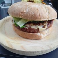 Burguer clásica at Cerveceria La Raposa in Oviedo